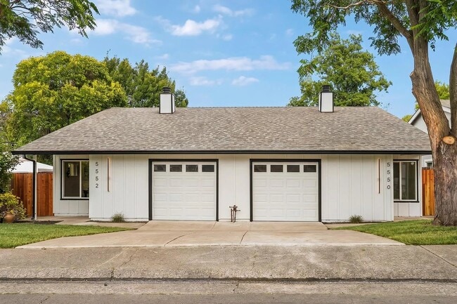 Building Photo - 5552 E Knoll Dr