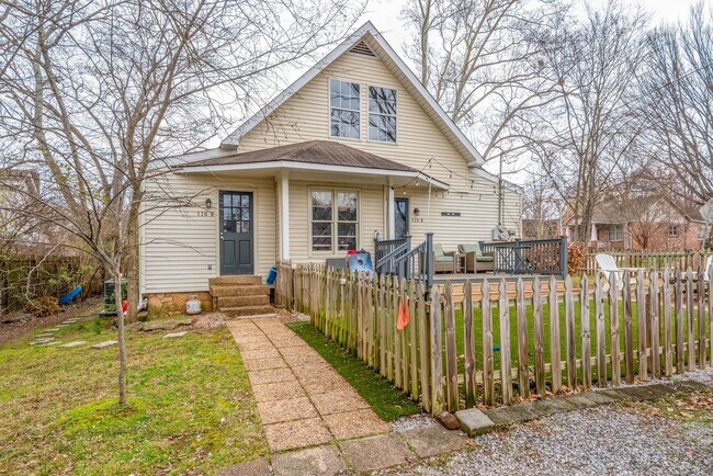 Building Photo - 2 Bed/1 Bath Duplex in the Heart of Sylvan...