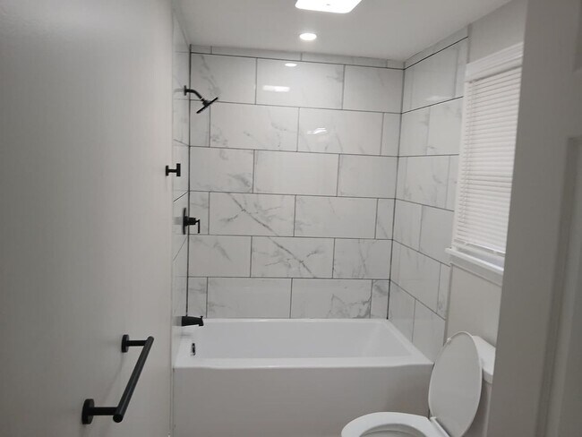 Building Photo - 98 Melville Ct