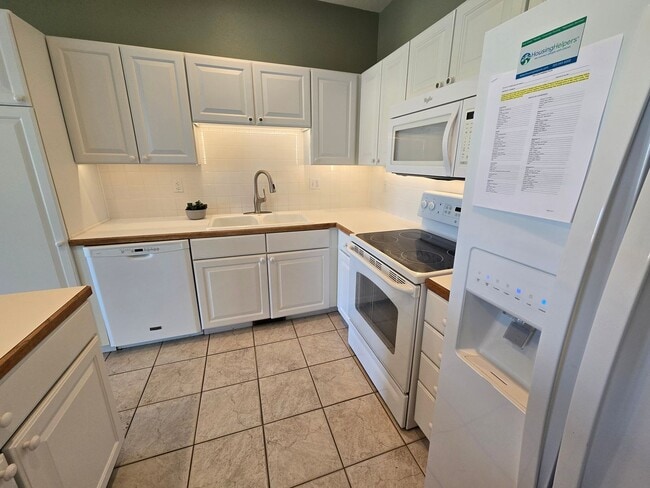 Building Photo - Immaculate and sunny townhome with amazing...