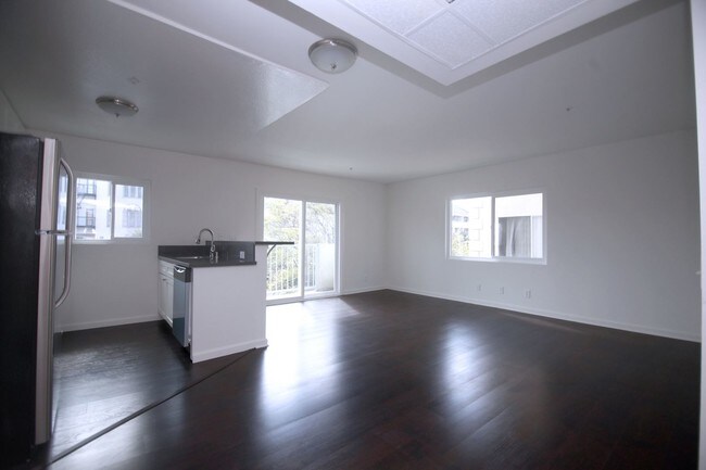 Building Photo - 321 S Berendo St