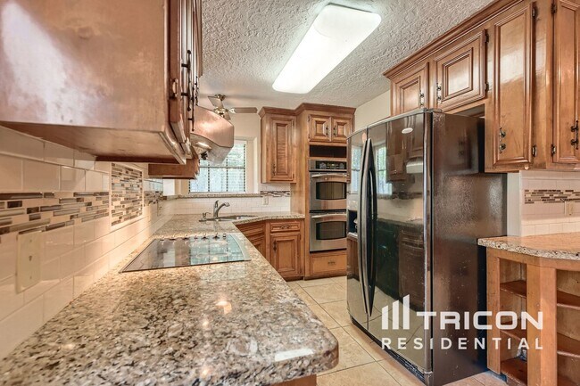 Building Photo - 2118 Waterfall Dr