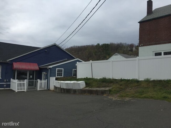 Building Photo - Studio, 2 bath Apartment - 68 Mill Plain Rd