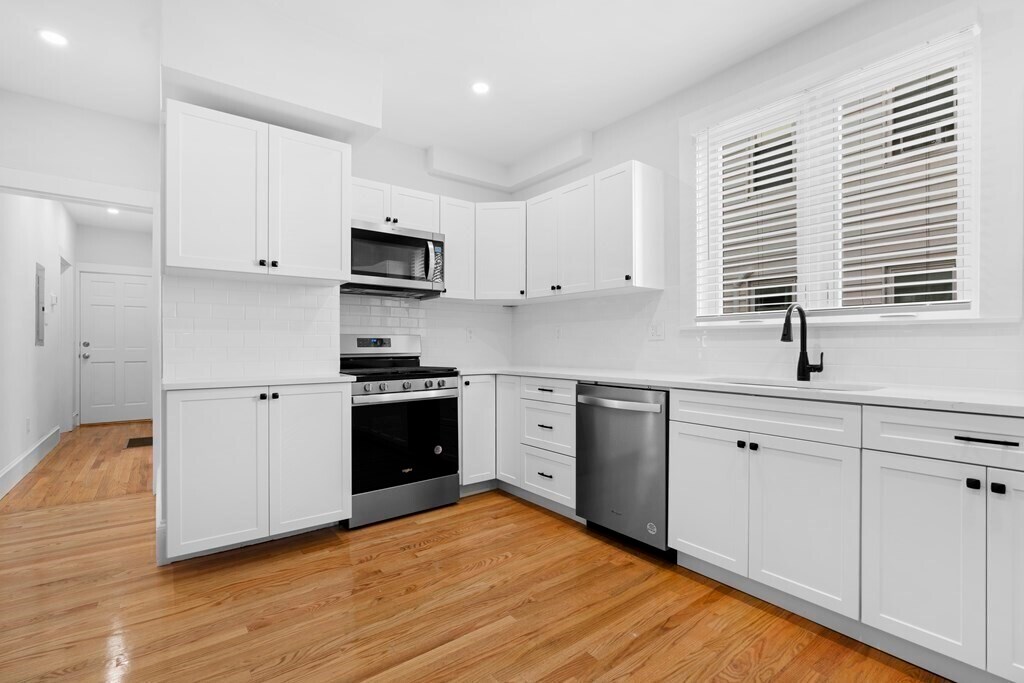 Primary Photo - 81 Sydney St