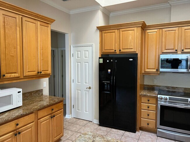 Building Photo - Peaceful Serenity overlooking the golf cou...