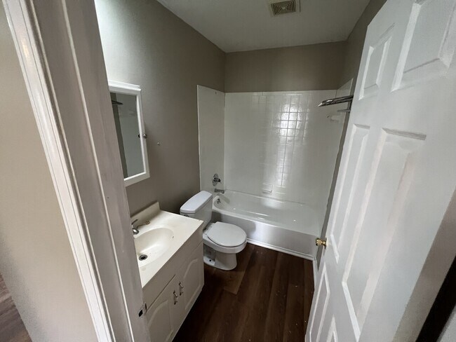 Building Photo - Elmwood