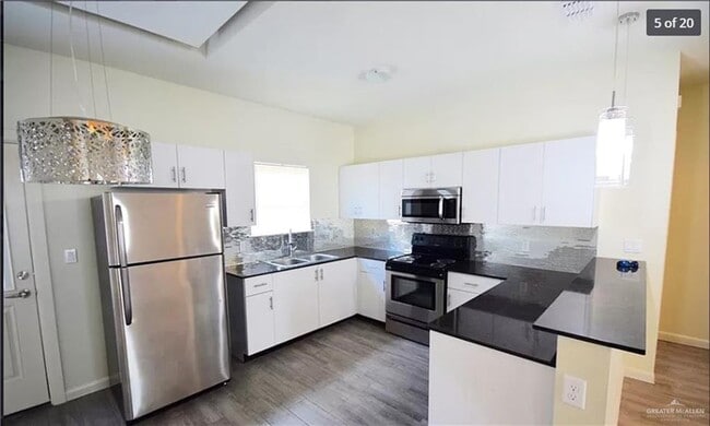 Building Photo - 1702 W Garrison Dr