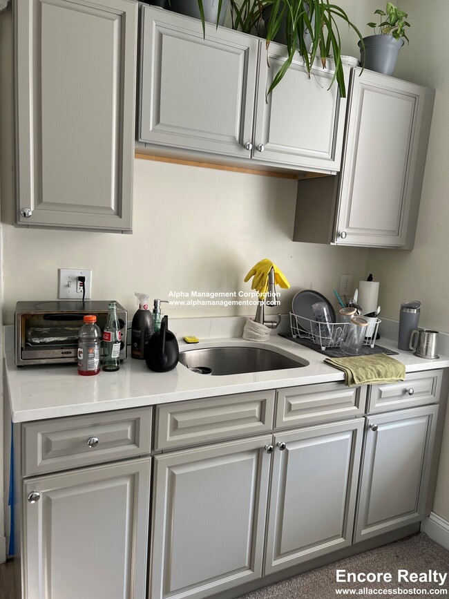 Building Photo - 94 Maple St