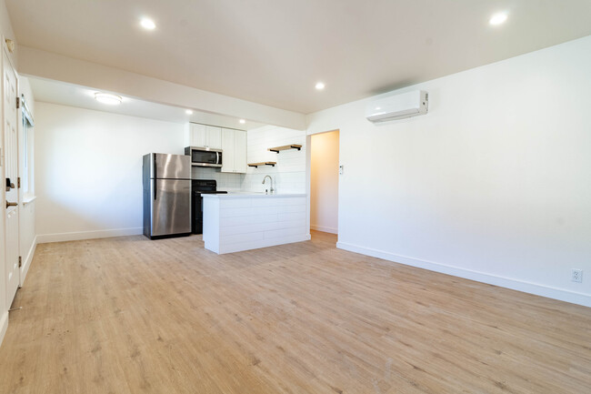 Building Photo - 2174 Royal Dr