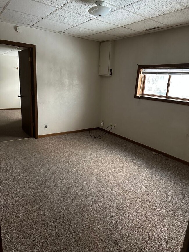 Building Photo - Large main floor 1 bed apt with attached g...