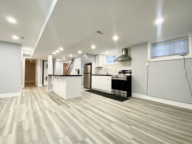 Photo du bâtiment - 1001 Cosburn Ave.