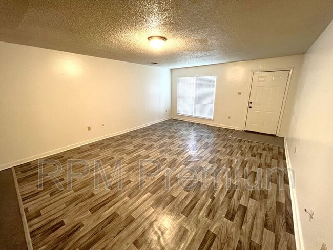 Building Photo - 2150 N Sherwood Forest Dr