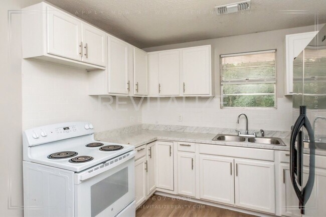 Building Photo - Newly Remodeled 4 Bed 1 Bath House in Mobile!!
