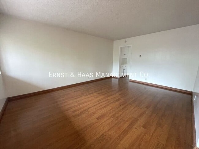 Building Photo - 901 Linden Ave