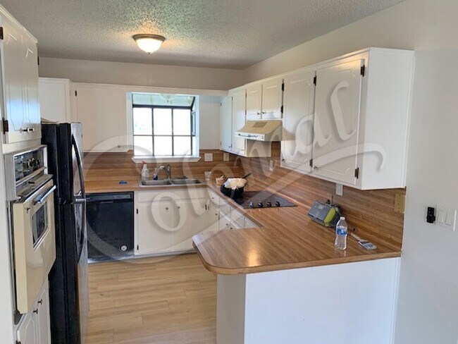 Building Photo - AVAILABLE NOW!