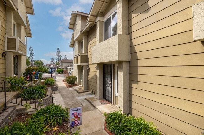 Building Photo - Fully Renovated 3-Bedroom Home in the South Bay Townhomes Community!