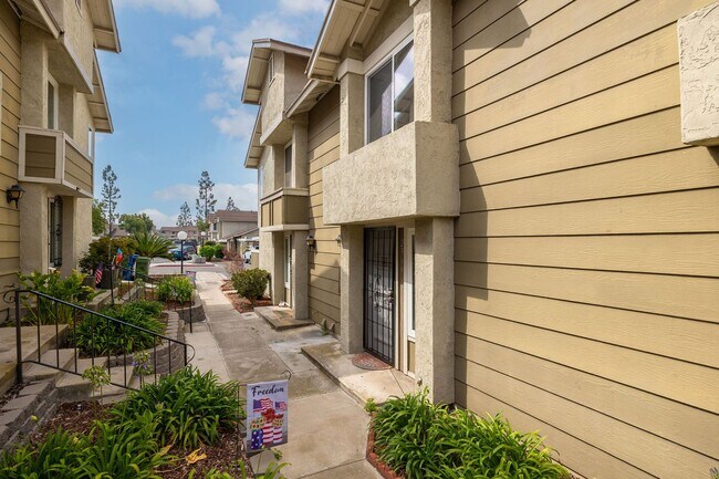 Foto del edificio - Fully Renovated 3-Bedroom Home in the South Bay Townhomes Community!