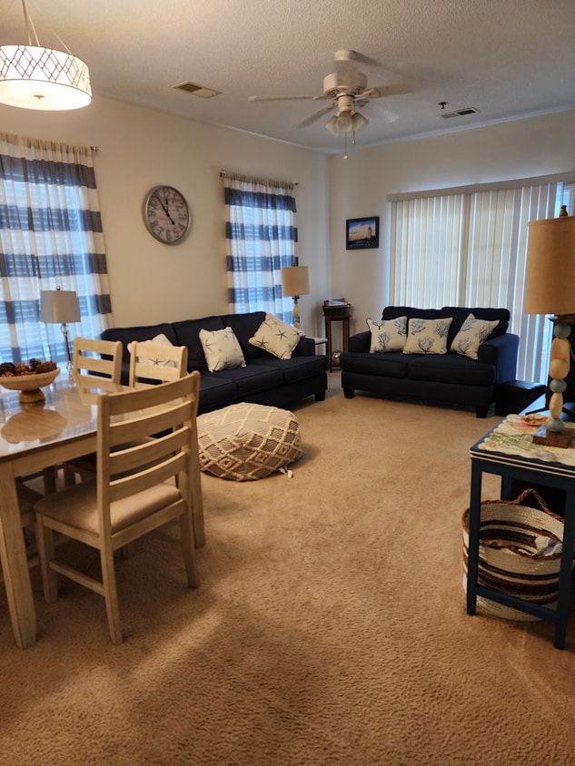 Living room/dining area - 2090 Cross Gate Blvd