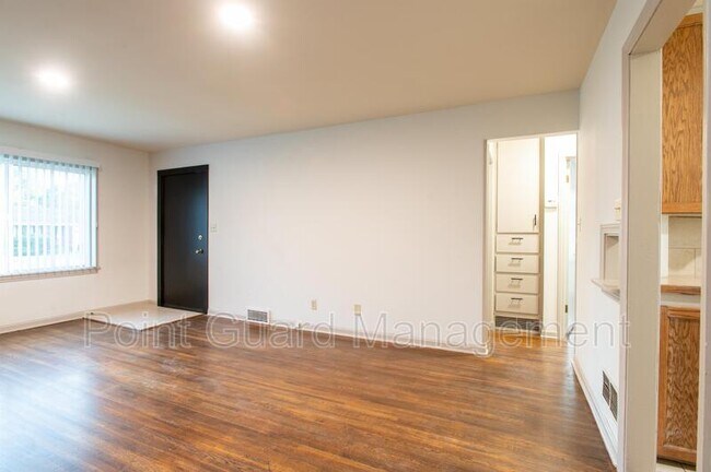 Foto del edificio - 6122-6124 E Oakwood Dr