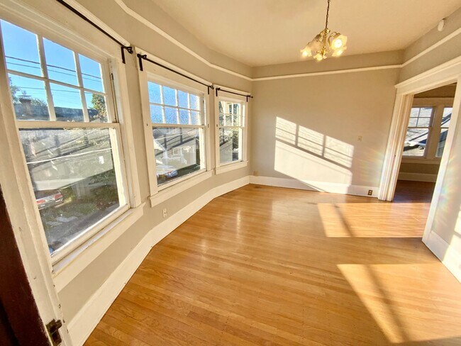 Building Photo - Unique Vintage 1 Bedroom 1 Bath Apartment ...