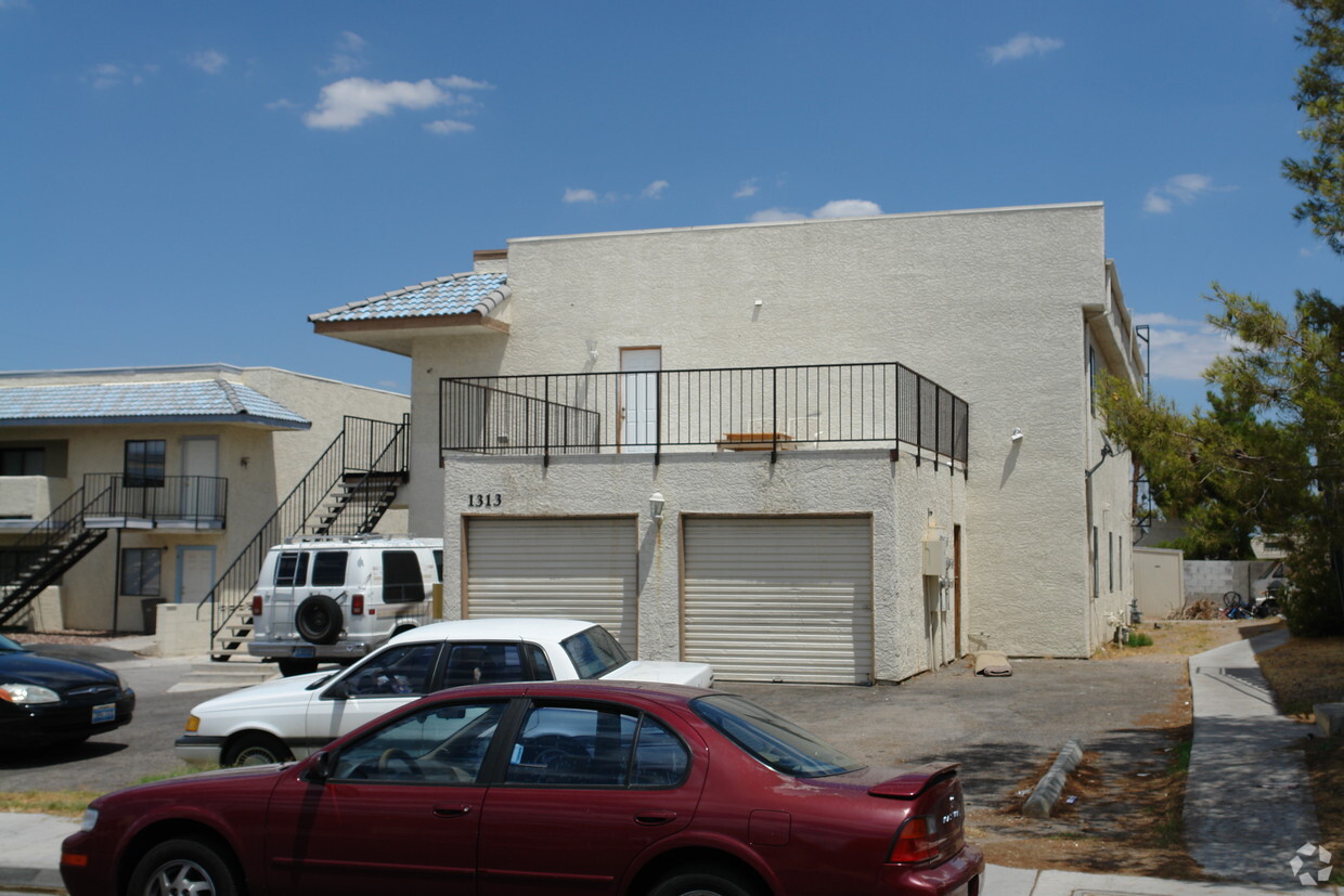 Building Photo - Del Rey