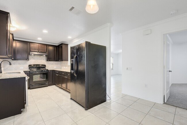 Foto del edificio - 7201 Outfitter Drive