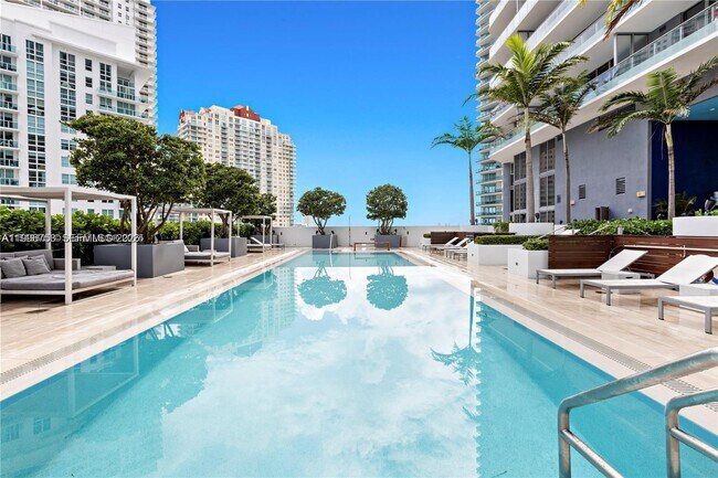 Foto del edificio - 1300 Brickell Bay Dr