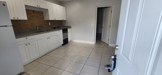 Building Photo - 755 Harem Ave