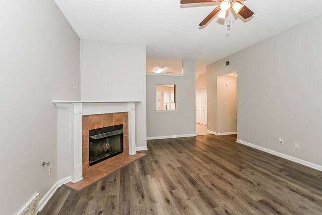 Building Photo - 8445 Clubview Dr