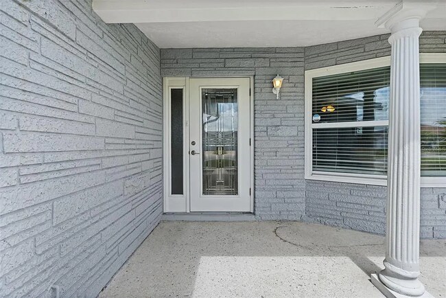 Building Photo - 710 116th Ave