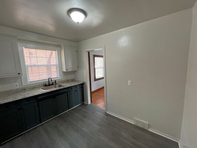 Building Photo - 14151 Mettetal St