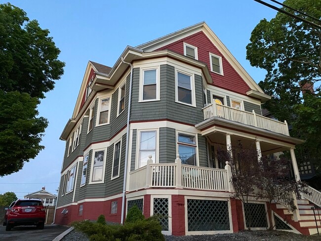 Building Photo - 10 Bainbridge Ave