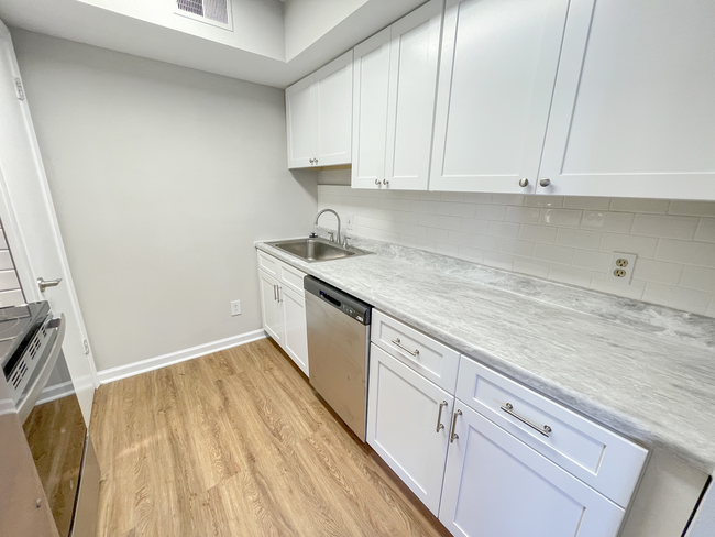 Riverside Oaks_Signature at Southfield_1 BR_704 sq ft_Kitchen view.jpg - Riverside soon to be The Signature at Sout...