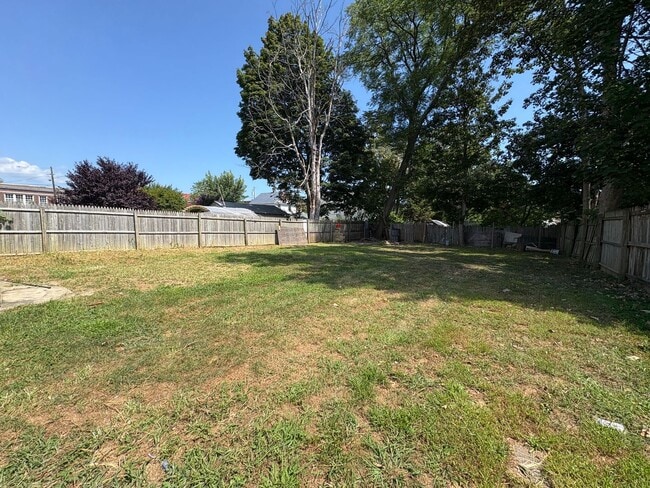 Building Photo - Large 5 Bedroom 2 Bathroom Single Family H...