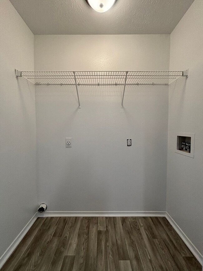 Foto del edificio - 733 Brett Cir