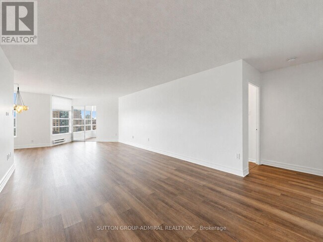 Photo du bâtiment - 7905 Bayview Ave