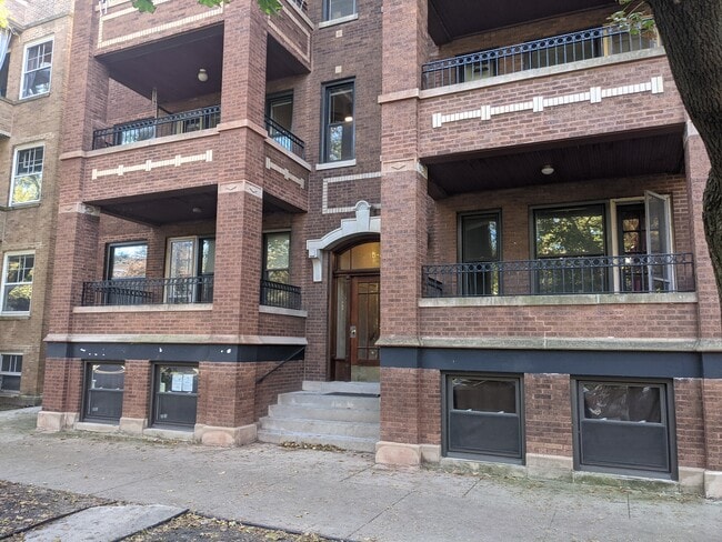 Building Photo - 1235 W Granville Ave