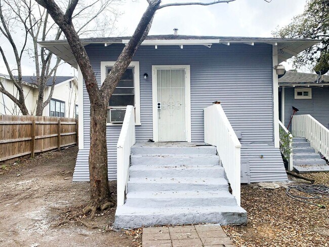 Building Photo - 1 br, 1 bath House - 1103 Rigsby Unit 3