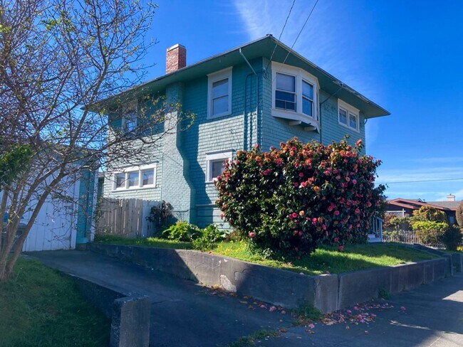 Foto del edificio - This pet-friendly colonial-style home features very large rooms!