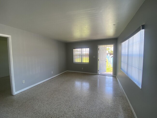Building Photo - 595 Cinnamon Dr