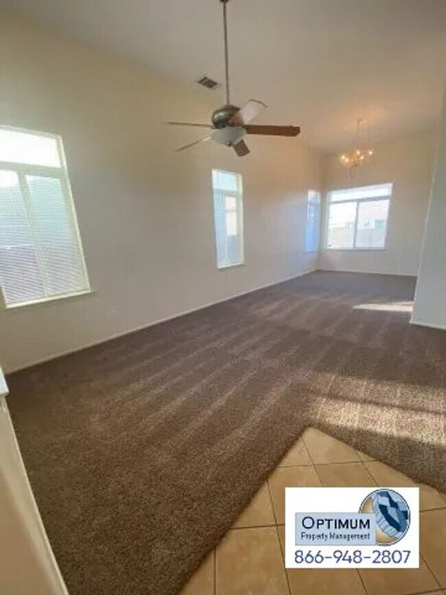 Foto del edificio - Spacious 4-Bedroom Home with 3-Car Garage ...