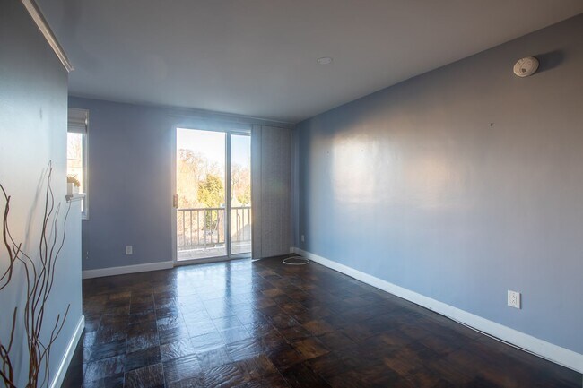 Foto del edificio - Lovely Studio Unit with 1 BA Condo in Wood...