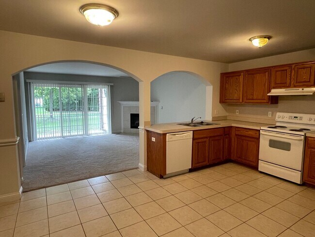 Foto del edificio - Shelby Twp 2-bedroom, 2-bath condo-style, private patio, 1st floor unit