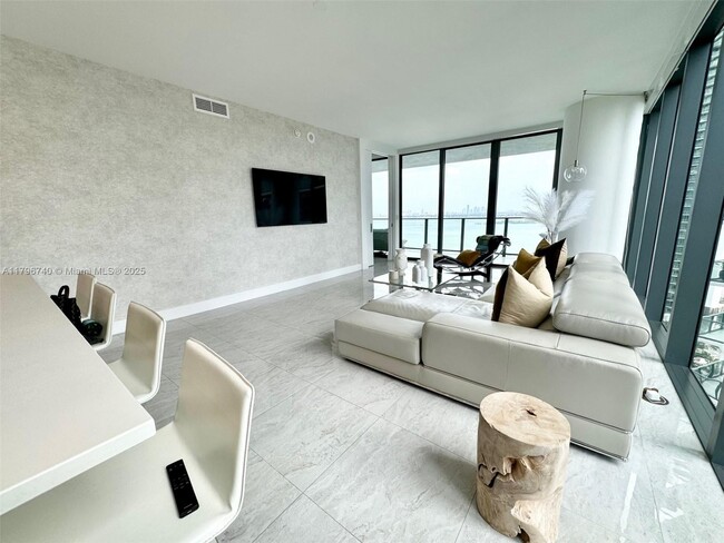 Foto del edificio - 650 NE 32nd St
