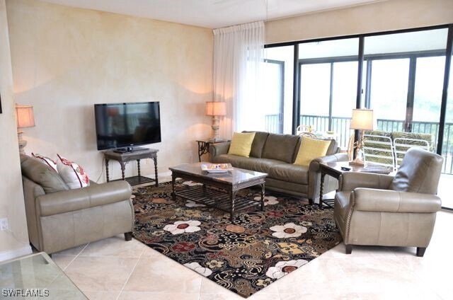 Foto del edificio - 7040 Pelican Bay Blvd