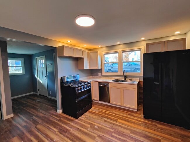 Kitchen - 410 E Rose St