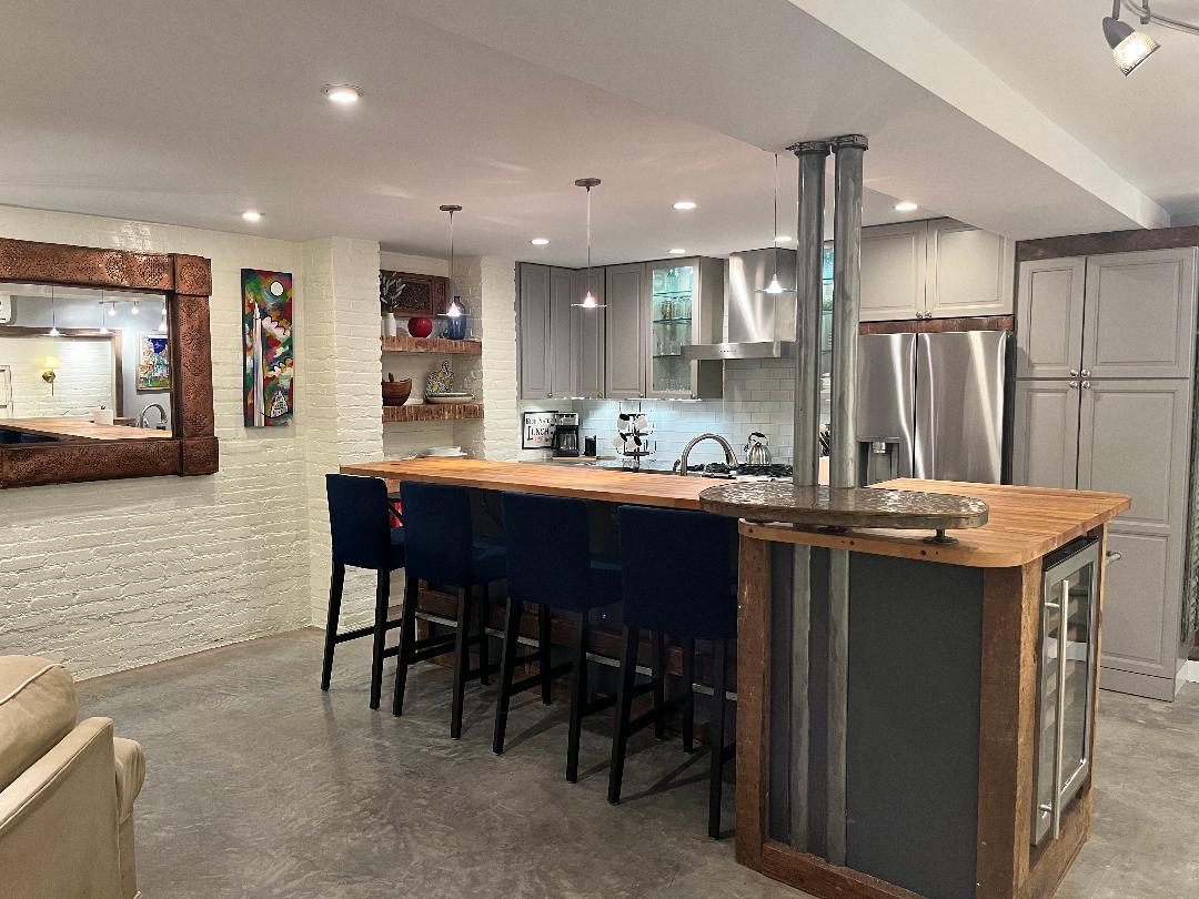 Kitchen-island seating - 917 Constitution Ave NE