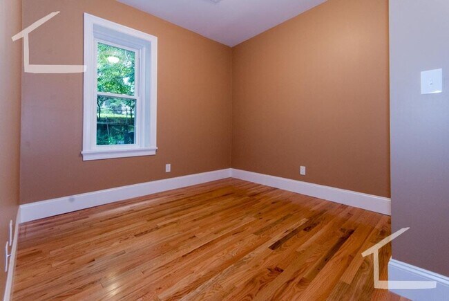 Building Photo - Renovated 4 Bed