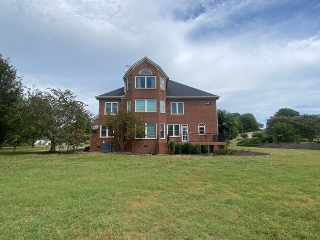 Building Photo - Improved Rent and $1500 off December Rent