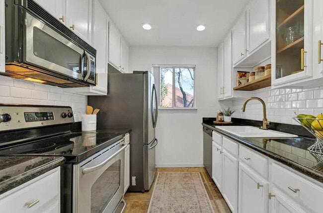 Building Photo - Charming 1 bedroom condo centrally located...